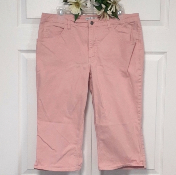 Lee Mid- Rise Pink Capris - Picture 1 of 9